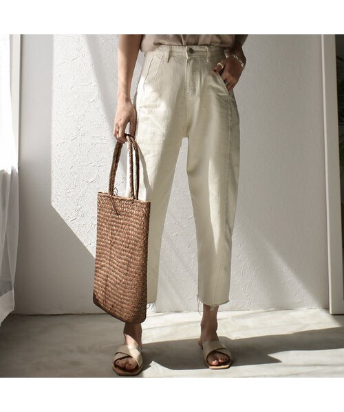 Lavish Gate（ラヴィッシュゲート）の「bottoms-02008　カットオフテーパード パンツ　オフホワイト（デニムパンツ・レディース・その他）」の2枚目の写真