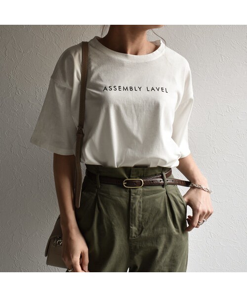 Lavish Gate(ラヴィッシュゲート)の「nh-tops-02051 ロゴデザイン Tシャツ ホワイト グレージュ ベージュ ライトカーキ(Tシャツ/カットソー・レディース・その他)」の2枚目の写真