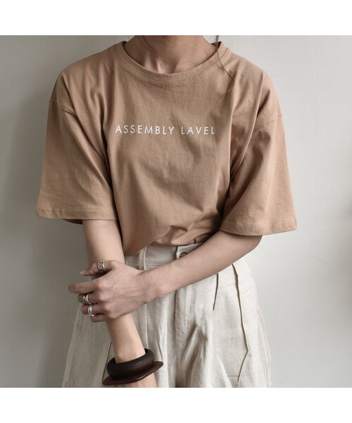 Lavish Gate(ラヴィッシュゲート)の「nh-tops-02051 ロゴデザイン Tシャツ ホワイト グレージュ ベージュ ライトカーキ(Tシャツ/カットソー・レディース・その他)」の4枚目の写真