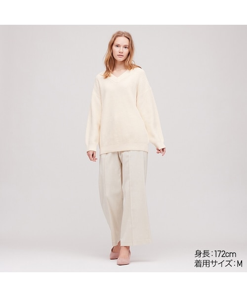 UNIQLO（ユニクロ）の「ボリュームVネックロングセーター（長袖）（ニット/セーター・レディース・BLACK 09/GREEN 51/BEIGE 31/OFF WHITE 01/PINK 10・XL/3XL/L/XS/XXL/M/S）」の2枚目の写真