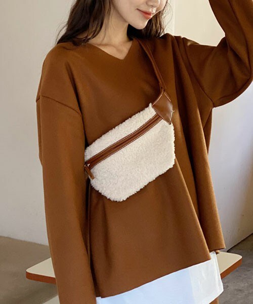 DHOLIC(ディーホリック)の「ボアウエストバッグ(ボディバッグ/ウエストポーチ・レディース・ベージュ/ブラック・FREE)」の1枚目の写真