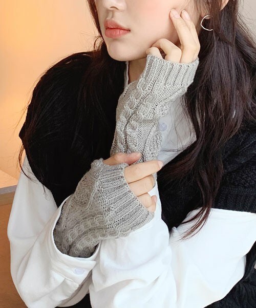 DHOLIC（ディーホリック）の「ケーブルニットハンドウォーマー（手袋・レディース・ホワイト/グレー/ブラック/ブラウン・FREE）」の3枚目の写真