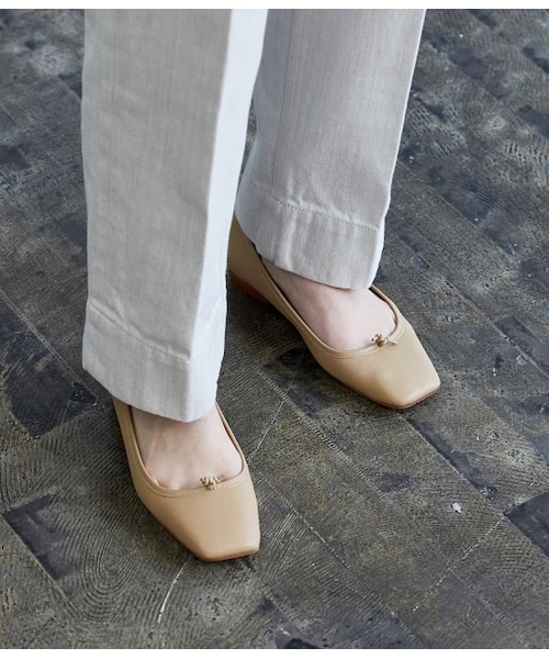 ADAM ET ROPE'(アダムエロペ)の「スクエアトゥバレエシューズ(シューズ・レディース・キャメル/ブラック系/ブラック・23.5/22.5/24.0/24.5/23.0)」の3枚目の写真