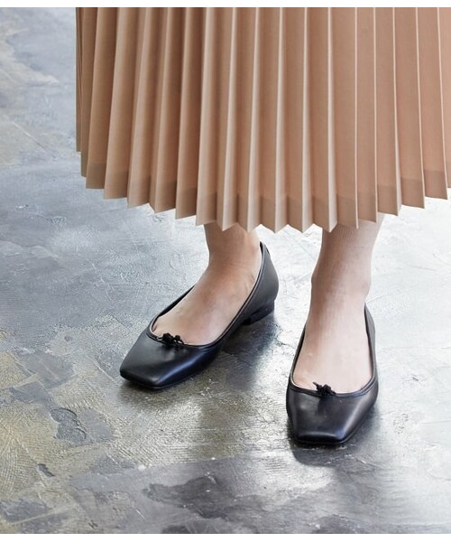 ADAM ET ROPE'(アダムエロペ)の「スクエアトゥバレエシューズ(シューズ・レディース・キャメル/ブラック系/ブラック・23.5/22.5/24.0/24.5/23.0)」の2枚目の写真