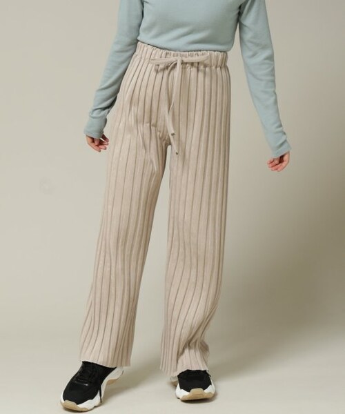 RAY CASSIN(レイカズン)の「ポンチスウェードプリーツパンツ(パンツ・レディース・グリーン/ベージュ/グレージュ・FREE)」の2枚目の写真