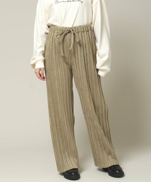 RAY CASSIN(レイカズン)の「ポンチスウェードプリーツパンツ(パンツ・レディース・グリーン/ベージュ/グレージュ・FREE)」の1枚目の写真