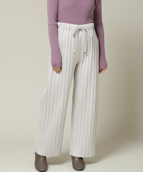 RAY CASSIN(レイカズン)の「ポンチスウェードプリーツパンツ(パンツ・レディース・グリーン/ベージュ/グレージュ・FREE)」の3枚目の写真