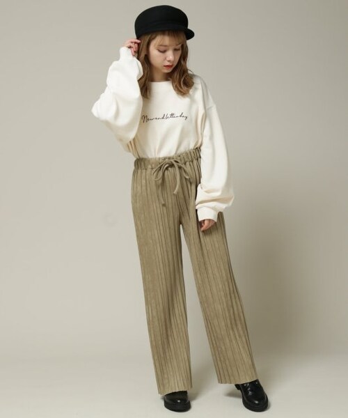 RAY CASSIN(レイカズン)の「ポンチスウェードプリーツパンツ(パンツ・レディース・グリーン/ベージュ/グレージュ・FREE)」の4枚目の写真