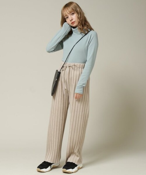 RAY CASSIN(レイカズン)の「ポンチスウェードプリーツパンツ(パンツ・レディース・グリーン/ベージュ/グレージュ・FREE)」の12枚目の写真