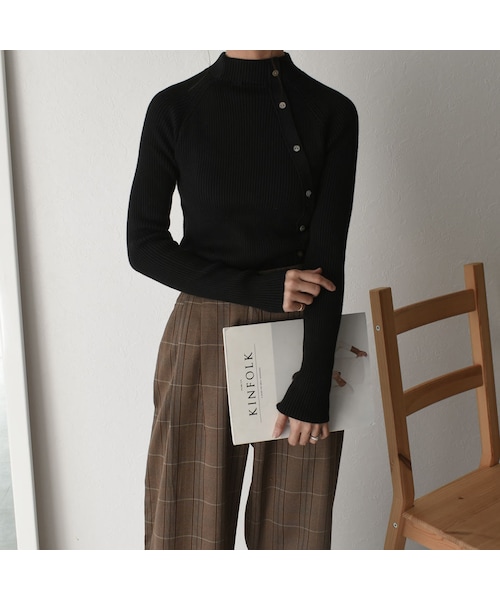 Lavish Gate(ラヴィッシュゲート)の「knit-02075 ボタンデザイン リブ ハイネック ニット ブラック ブラウン ダスティブルー アイボリー(ニット/セーター・レディース・その他)」の3枚目の写真