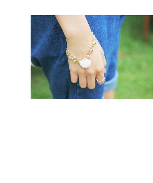STYLENANDA（スタイルナンダ）の「貝モチーフゴールドブレスレット（その他・レディース・ホワイト・フリーサイズ）」の4枚目の写真