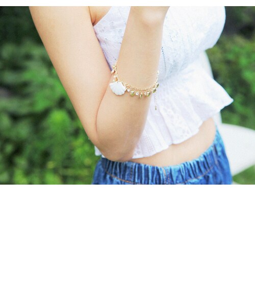 STYLENANDA（スタイルナンダ）の「貝モチーフゴールドブレスレット（その他・レディース・ホワイト・フリーサイズ）」の2枚目の写真