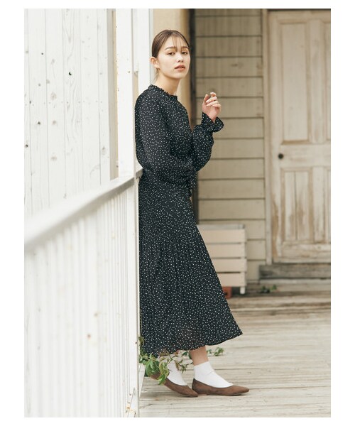 earth music&ecology（アースミュージックアンドエコロジー）の「プリーツワンピース（ワンピース/ドレス・ブラック/ブルーグリーン/ドット/ドットブラック・F）」の5枚目の写真
