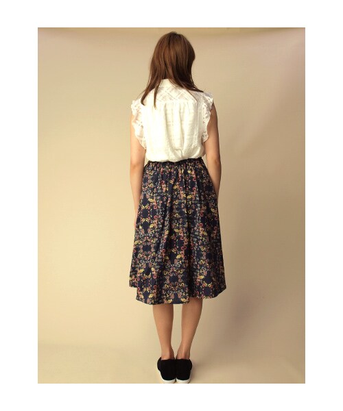 w closet(ダブルクローゼット)の「花柄プリントひざ下丈フレアスカート(パンツ・レディース・グリーンベース/ネイビーベース・FREE)」の5枚目の写真