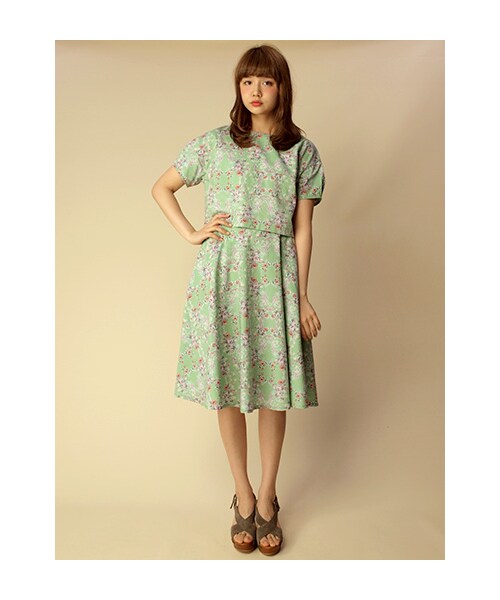 w closet(ダブルクローゼット)の「花柄プリントひざ下丈フレアスカート(パンツ・レディース・グリーンベース/ネイビーベース・FREE)」の11枚目の写真