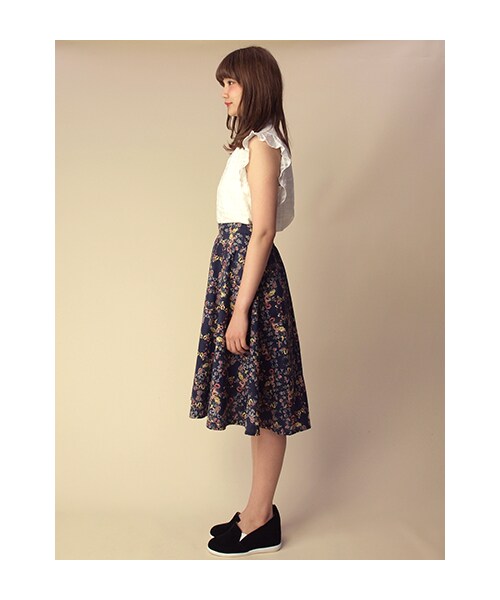 w closet(ダブルクローゼット)の「花柄プリントひざ下丈フレアスカート(パンツ・レディース・グリーンベース/ネイビーベース・FREE)」の4枚目の写真