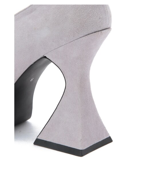 G.V.G.V.（ジーヴィージーヴィー）の「POM POM FLARED HEEL BOOTIES（シューズ・レディース・GREY・M）」の6枚目の写真