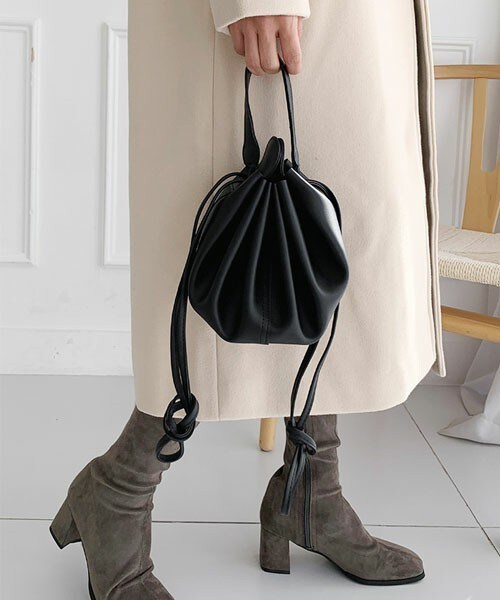 DHOLIC（ディーホリック）の「ストリング巾着バッグ（ショルダーバッグ・レディース・グリーン/ブラウン/ブラック/ベージュ/レッド・FREE）」の2枚目の写真