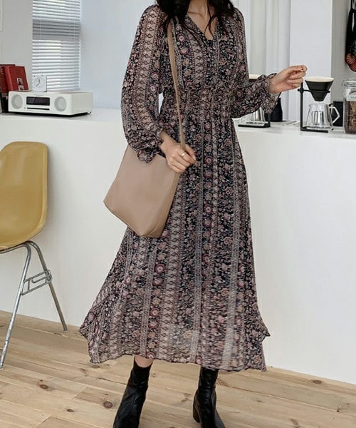 DHOLIC(ディーホリック)の「Vネックフローラルワンピース(ワンピース・レディース・ブラック/レッド/グリーン・FREE)」の1枚目の写真