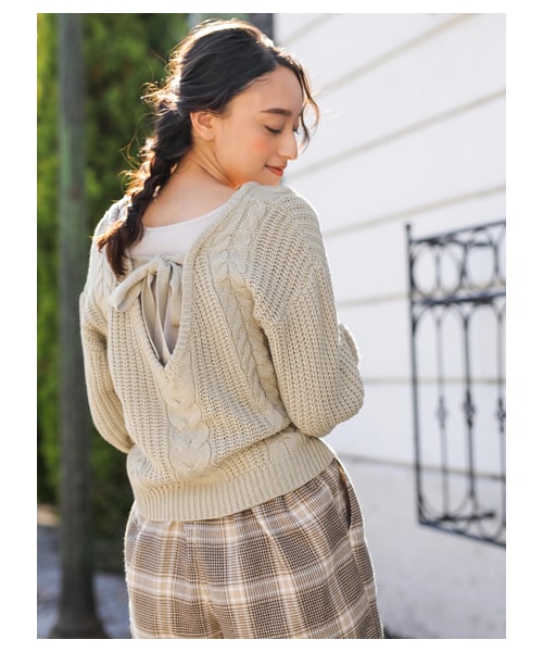 E hyphen world gallery(イーハイフンワールドギャラリー)の「バックリボンケーブルプルオーバー(トップス・ピンク/ライトベージュ/ライトカーキ/チョコレート・F)」の5枚目の写真