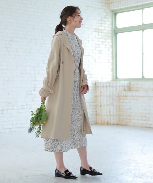 mysty woman（ミスティウーマン）の「袖ボリュームボタントレンチ