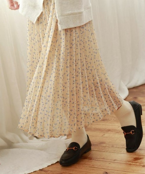 Crisp（クリスプ）の「フラワープリーツスカート[c2R2607]（スカート・レディース・アイボリー/ベージュ・FREE）」の2枚目の写真