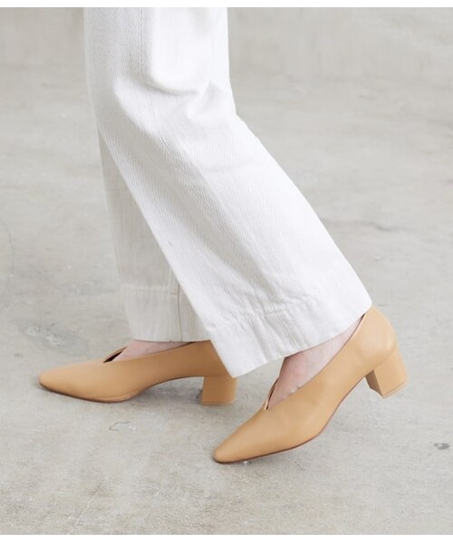 ADAM ET ROPE'（アダムエロペ）の「チャンキーヒールレザーパンプス（シューズ・レディース・ベージュ/ブラック・36.0/39.0/38.0/37.0）」の2枚目の写真