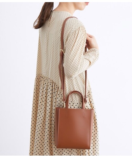 ADAM ET ROPE'（アダムエロペ）の「ミディサイズ2ポケットバッグ（バッグ・レディース・ブラック/キャメル・F）」の2枚目の写真