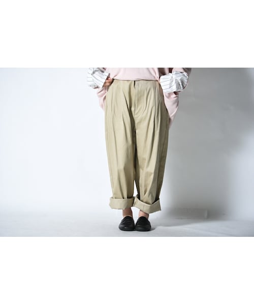 VOAAOV（ヴォアーブ）の「VOAAOV コットンチノタックパンツ（チノパンツ・レディース・ホワイト/ベージュ・1）」の2枚目の写真