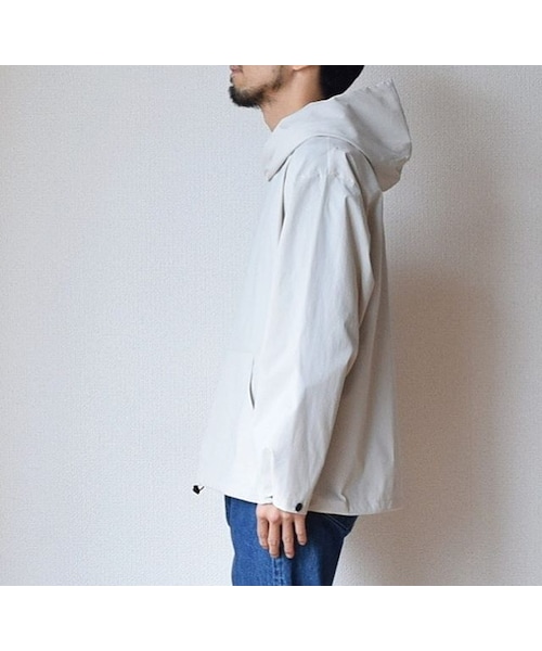 STILL BY HAND（スティルバイハンド）の「【シーズンレスで使えるシャツパーカー！】STILL BY HAND スティルバインド 撥水ポリエステル プルオーバー パーカー ライトグレー/ブリック（マウンテンパーカー・メンズ・その他）」の3枚目の写真