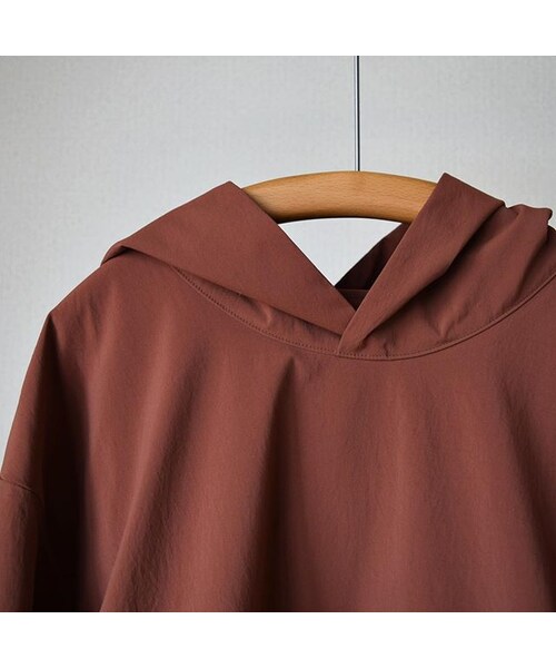 STILL BY HAND（スティルバイハンド）の「【シーズンレスで使えるシャツパーカー！】STILL BY HAND スティルバインド 撥水ポリエステル プルオーバー パーカー ライトグレー/ブリック（マウンテンパーカー・メンズ・その他）」の13枚目の写真