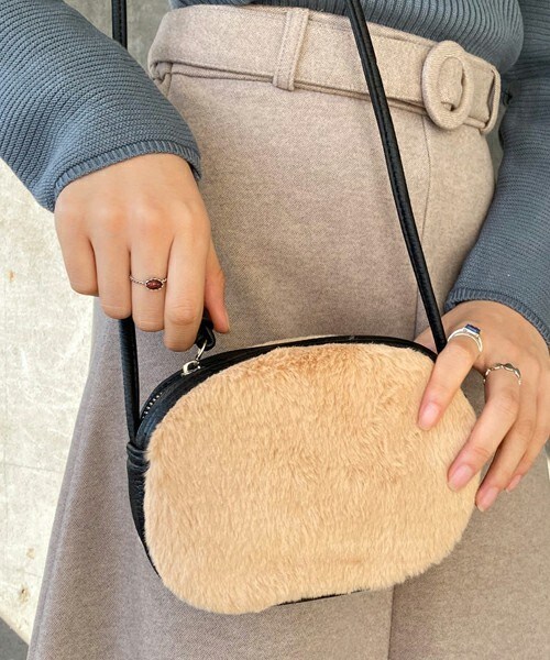DHOLIC（ディーホリック）の「2TYPEファーオーバルバッグ（ショルダーバッグ・レディース・その他/ベージュ/ブラック・FREE）」の3枚目の写真