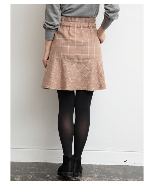 earth music&ecology(アースミュージックアンドエコロジー)の「ラッフルミニチェックスカート(スカート・ベージュ/ネイビー・S/M)」の5枚目の写真