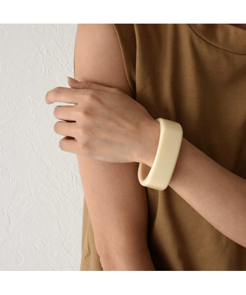 Lavish Gate（ラヴィッシュゲート）の「nh-brace2-02119　アクリルプレーンバングル　クリア　アイボリー　ブラウン（バングル/リストバンド・レディース・その他）」の3枚目の写真