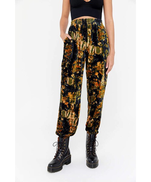 Urban Outfitters（アーバンアウトフィッターズ）の「Urban Outfitters UO Penelope Velvet Jogger Pant（その他パンツ）」 WEAR