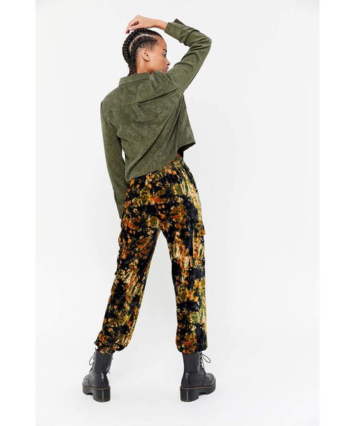 Urban Outfitters（アーバンアウトフィッターズ）の「Urban Outfitters UO Penelope Velvet Jogger Pant（その他パンツ）」 WEAR