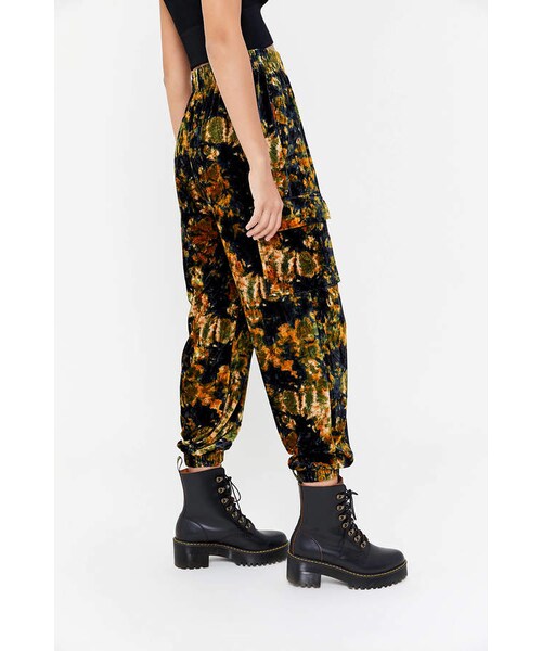 Urban Outfitters（アーバンアウトフィッターズ）の「Urban Outfitters UO Penelope Velvet Jogger Pant（その他パンツ）」 WEAR