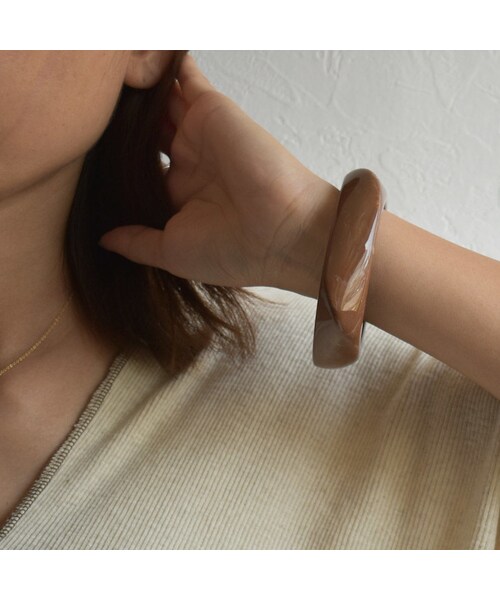 Lavish Gate（ラヴィッシュゲート）の「mb-brace2-02120　マーブル バングル  　ベージュ　ブラウン（バングル/リストバンド・レディース・その他）」の4枚目の写真