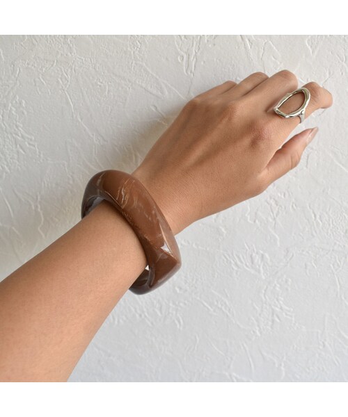 Lavish Gate（ラヴィッシュゲート）の「mb-brace2-02120　マーブル バングル  　ベージュ　ブラウン（バングル/リストバンド・レディース・その他）」の3枚目の写真