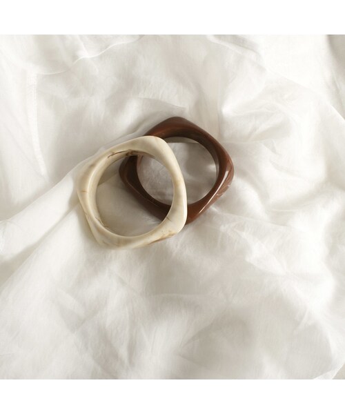 Lavish Gate（ラヴィッシュゲート）の「mb-brace2-02120　マーブル バングル  　ベージュ　ブラウン（バングル/リストバンド・レディース・その他）」の7枚目の写真