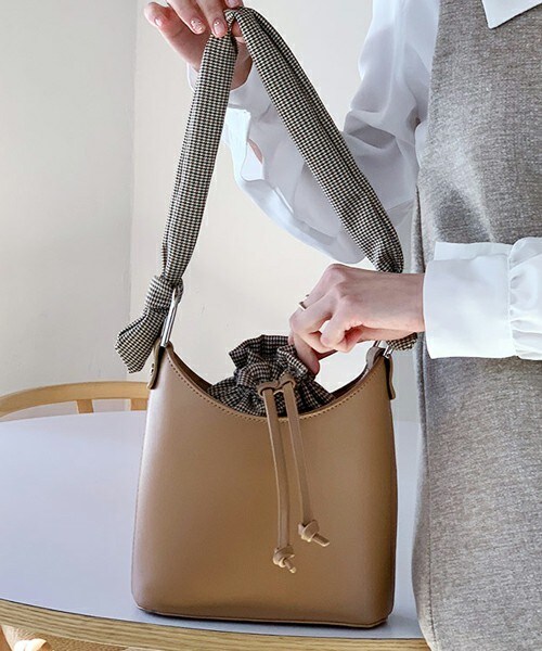 DHOLIC(ディーホリック)の「チェックストラップバッグ(ショルダーバッグ・レディース・ブラック/ホワイト/ベージュ・FREE)」の3枚目の写真