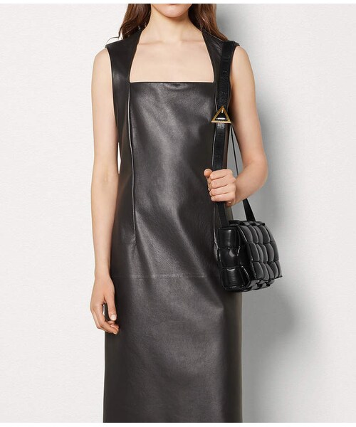 BOTTEGA VENETA(ボッテガヴェネタ)の「Bottega Veneta PADDED CASSETTE BAG(クラッチバッグ・レディース・NERO)」の4枚目の写真