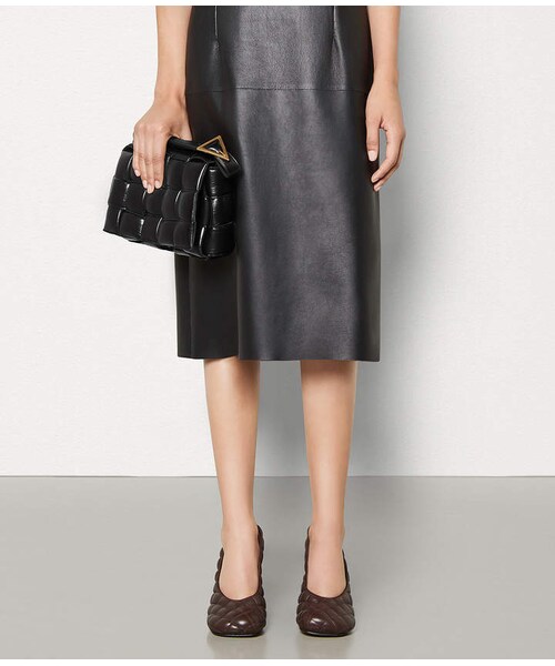 BOTTEGA VENETA(ボッテガヴェネタ)の「Bottega Veneta PADDED CASSETTE BAG(クラッチバッグ・レディース・NERO)」の5枚目の写真