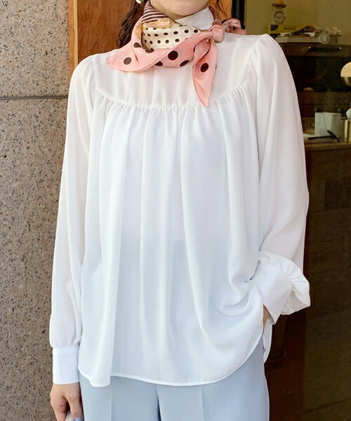 DHOLIC（ディーホリック）の「ギャザーハーフネックブラウス（シャツ/ブラウス・レディース・ベージュ/ブルー/ホワイト/ブラック・FREE）」の2枚目の写真
