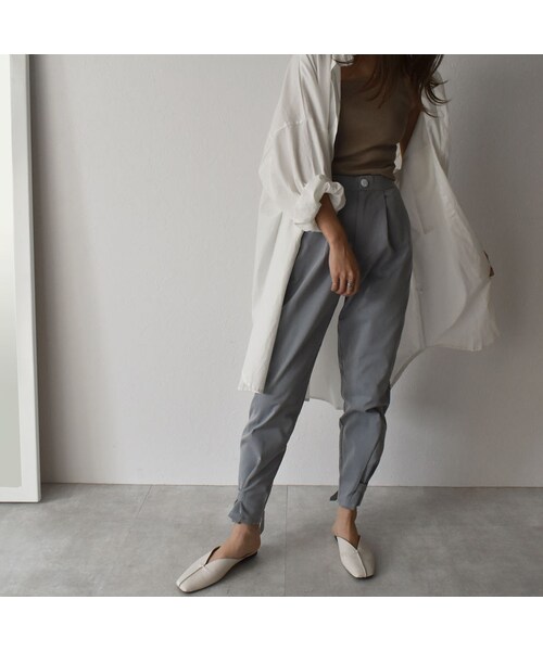Lavish Gate（ラヴィッシュゲート）の「bottoms-02053　裾絞りベルト付き　ワンタック テーパードラフパンツ　 ライトブルーグレー　ネイビー（その他パンツ・レディース・その他）」の2枚目の写真