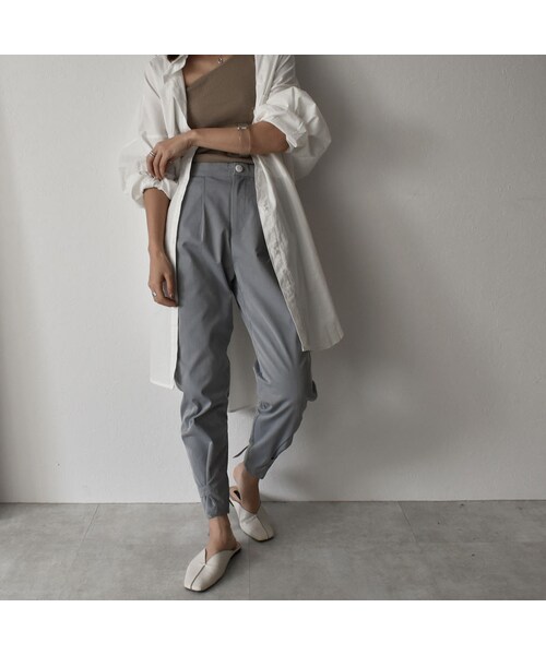 Lavish Gate（ラヴィッシュゲート）の「bottoms-02053　裾絞りベルト付き　ワンタック テーパードラフパンツ　 ライトブルーグレー　ネイビー（その他パンツ・レディース・その他）」の3枚目の写真