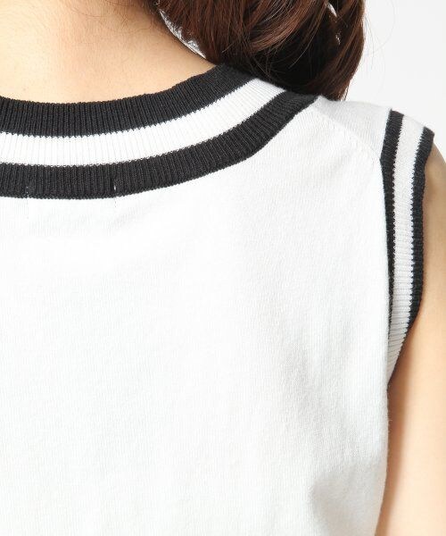 A part by(アパートバイ)の「ラインVネックノースリーブ(トップス・レディース・ホワイト/ブラック/グレー・F)」の11枚目の写真