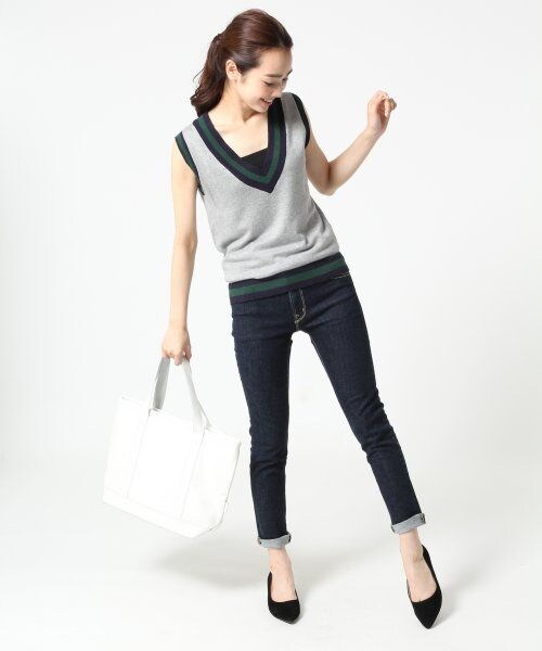 A part by(アパートバイ)の「ラインVネックノースリーブ(トップス・レディース・ホワイト/ブラック/グレー・F)」の7枚目の写真