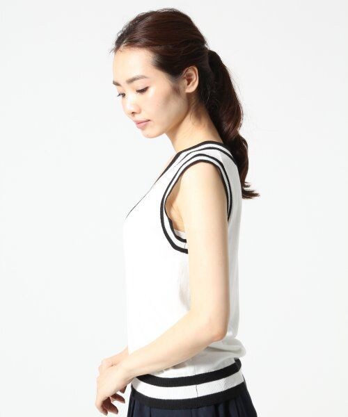 A part by(アパートバイ)の「ラインVネックノースリーブ(トップス・レディース・ホワイト/ブラック/グレー・F)」の4枚目の写真