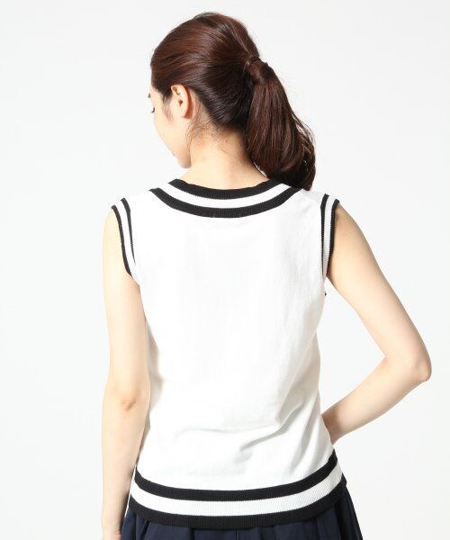 A part by(アパートバイ)の「ラインVネックノースリーブ(トップス・レディース・ホワイト/ブラック/グレー・F)」の5枚目の写真